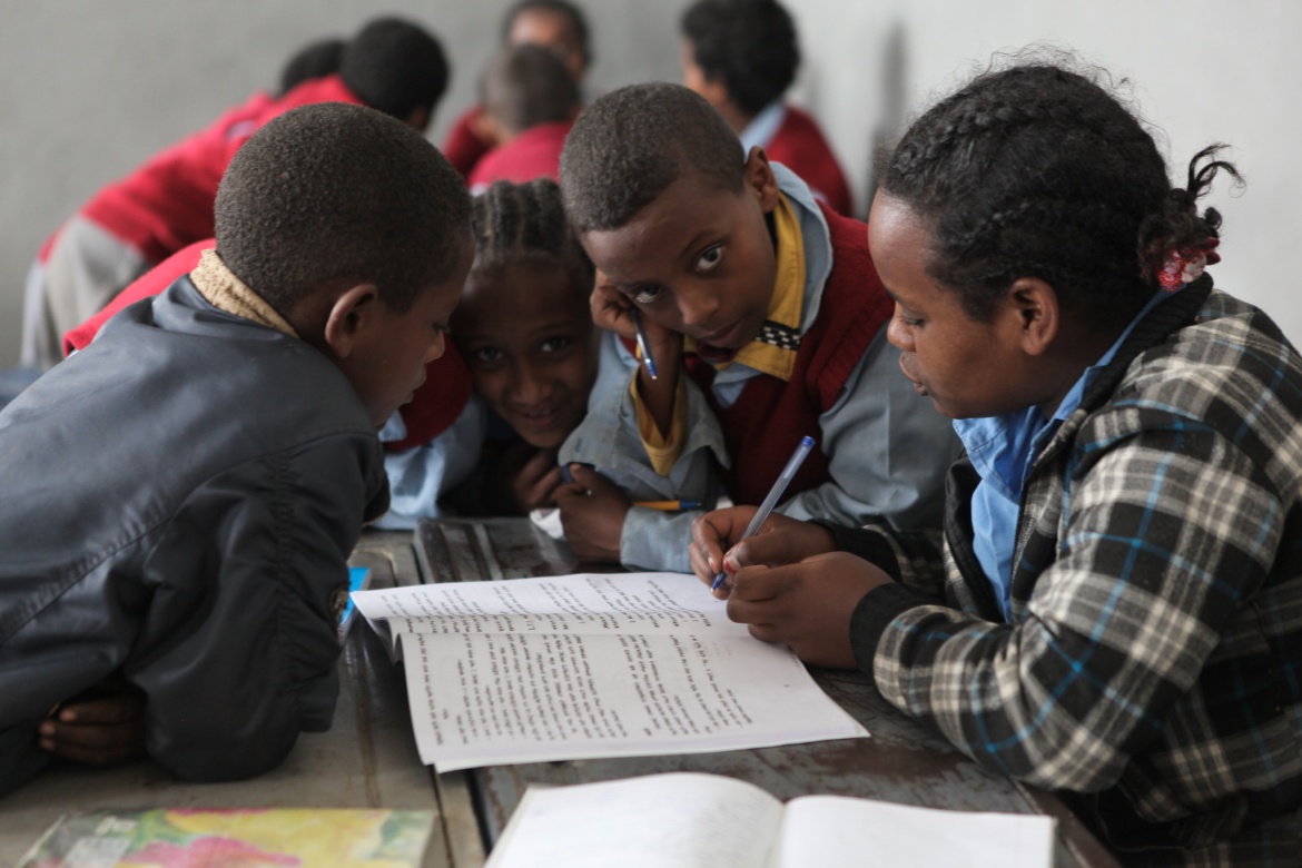 Enfants sur le chemin de l'école